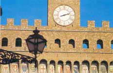 Палаццо Веккио: часы и городские гербы.
